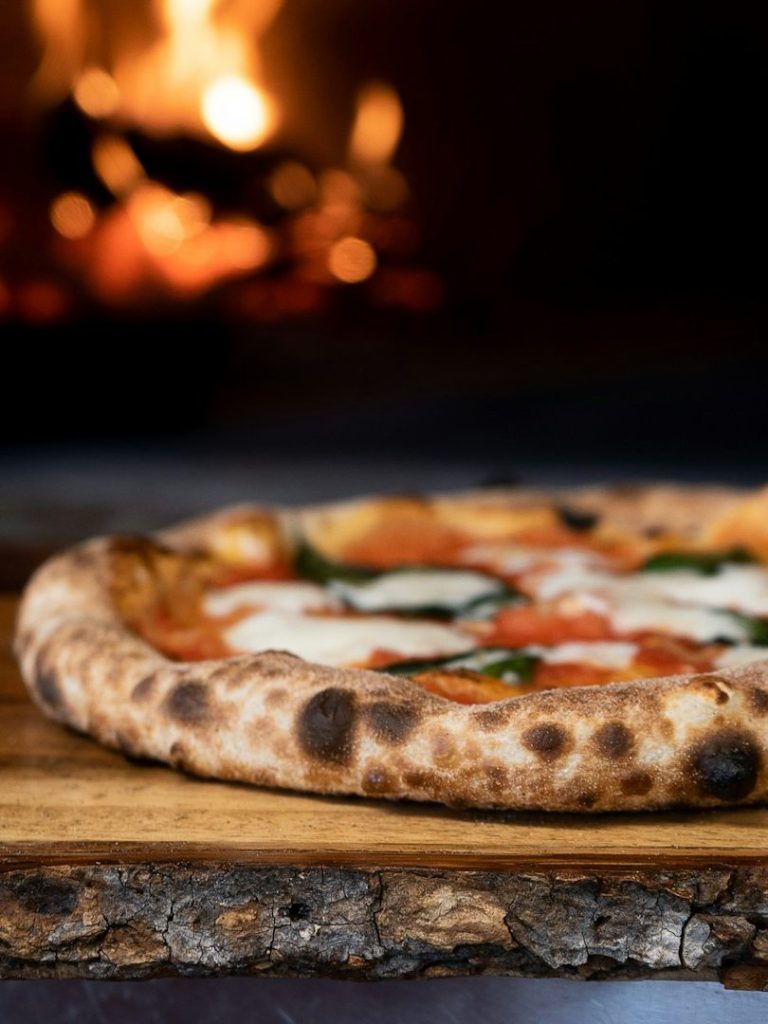 Pizza rústica hecha sobre piedra